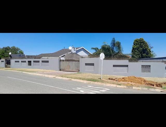 5 BEDROOM HOUSE FOR SALE IN ROODEPOORT WEST